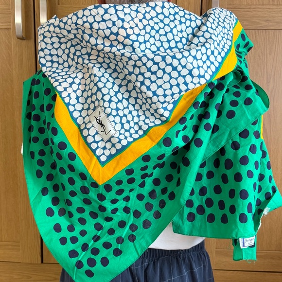 VINTAGE YSL Yves Saint Laurent Oversized 50”x 50” Shawl Scarf Wrap VIVID GREEN - Picture 9 of 16